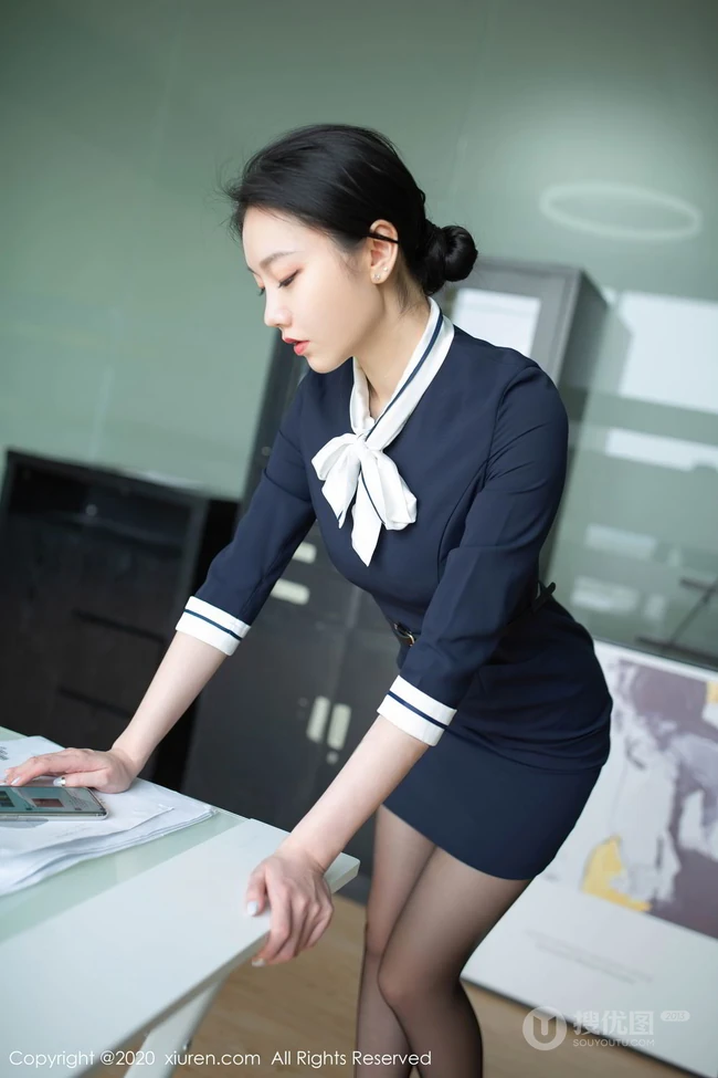 魅力十足女生职场老板上司安然Maleah别样风情连衣短裙深袜袜写真套图
