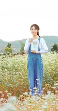 邢菲可爱麻花辫发型搭配背带牛仔裤体验上山摘苹果活动美照