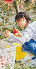 邢菲可爱麻花辫发型搭配背带牛仔裤体验上山摘苹果活动美照