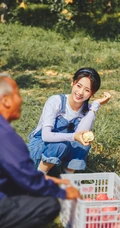 邢菲可爱麻花辫发型搭配背带牛仔裤体验上山摘苹果活动美照