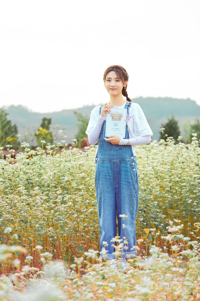 邢菲可爱麻花辫发型搭配背带牛仔裤体验上山摘苹果活动美照
