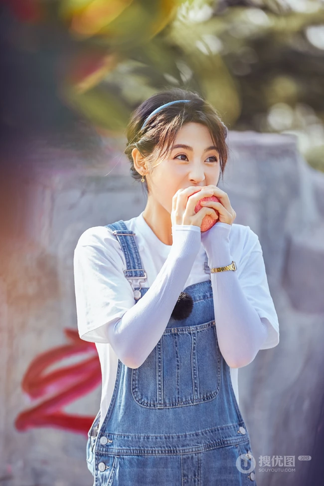 邢菲可爱麻花辫发型搭配背带牛仔裤体验上山摘苹果活动美照