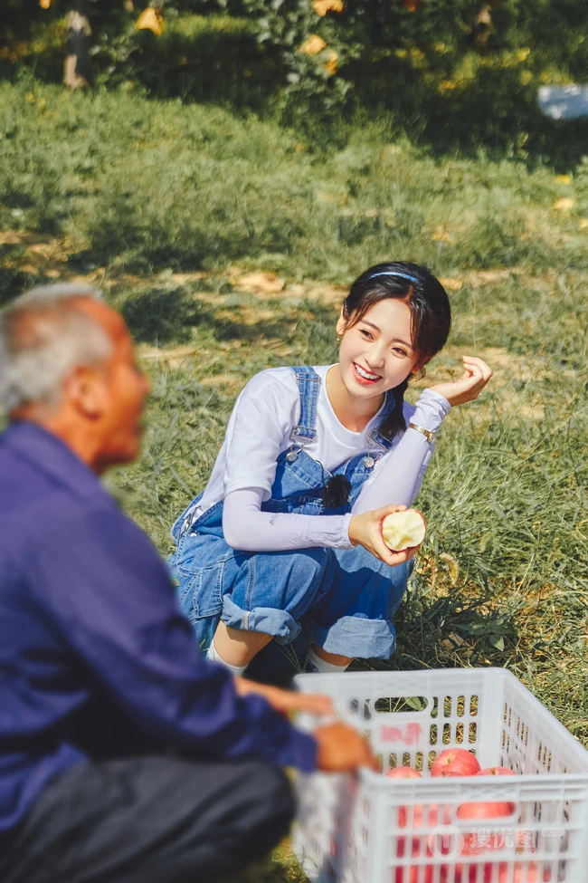 邢菲可爱麻花辫发型搭配背带牛仔裤体验上山摘苹果活动美照