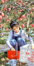 邢菲可爱麻花辫发型搭配背带牛仔裤体验上山摘苹果活动美照