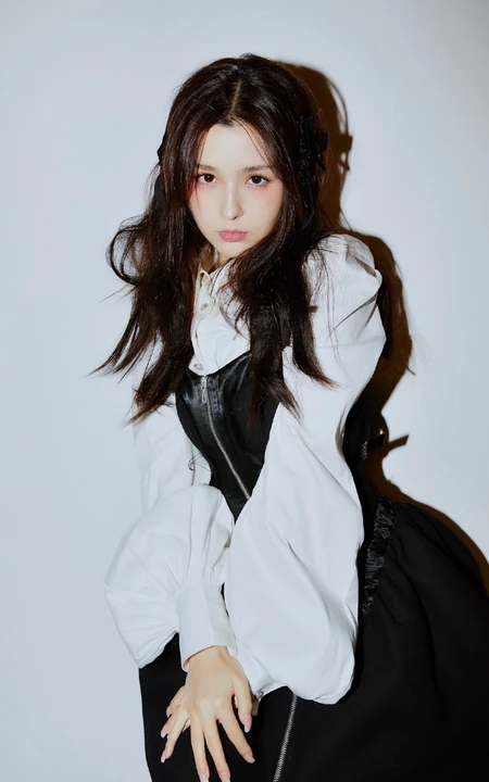 哈妮克孜可爱少女风黑白搭甜美自拍照