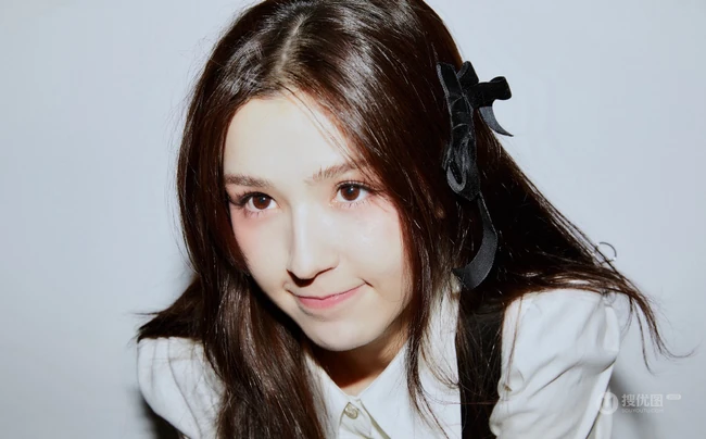 哈妮克孜可爱少女风黑白搭甜美自拍照