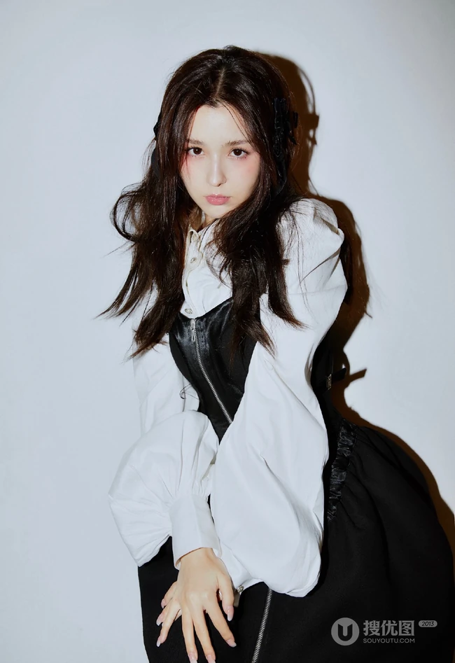 哈妮克孜可爱少女风黑白搭甜美自拍照
