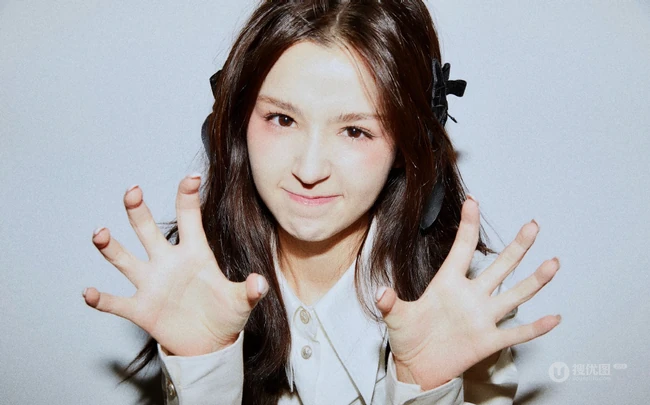 哈妮克孜可爱少女风黑白搭甜美自拍照