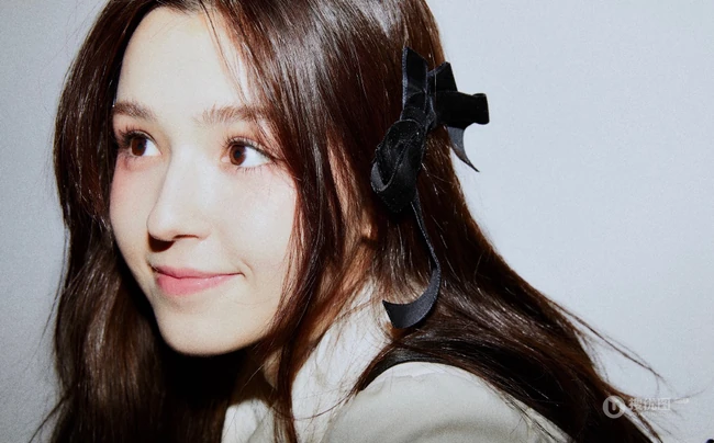 哈妮克孜可爱少女风黑白搭甜美自拍照