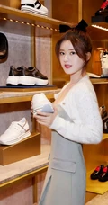 赵露思礼裙裙休闲鞋穿搭现身鞋服店气质甜美活动照