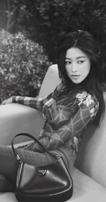 朱珠气质时尚紧身衣牛仔裤穿搭黑白写真照