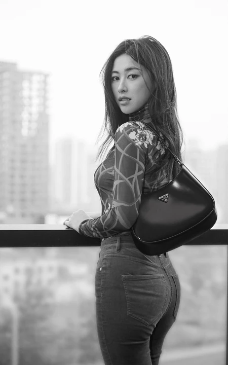 朱珠气质时尚紧身衣牛仔裤穿搭黑白写真照