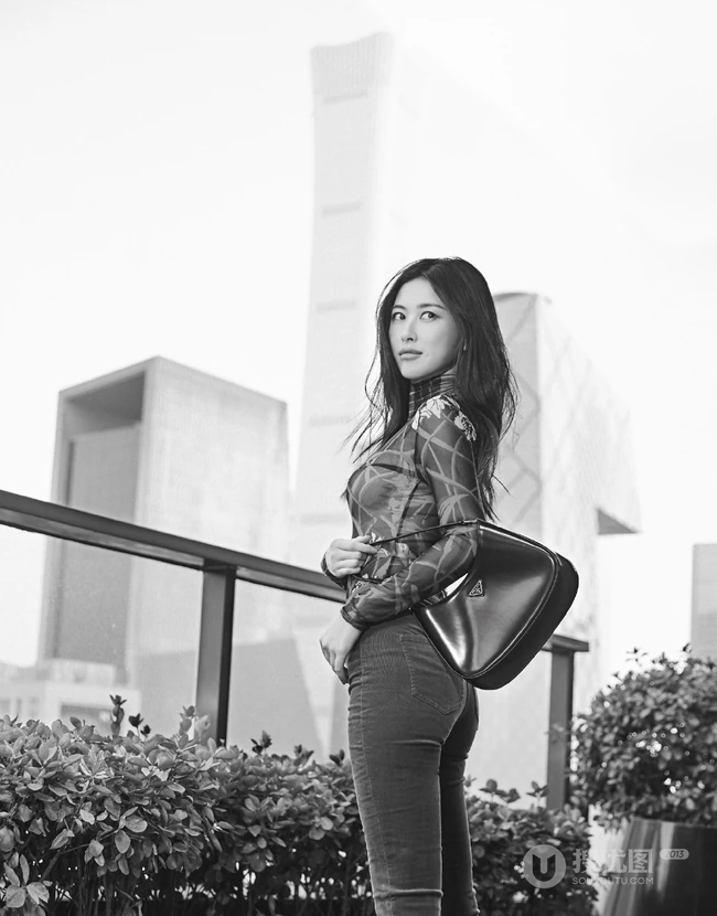 朱珠气质时尚紧身衣牛仔裤穿搭黑白写真照