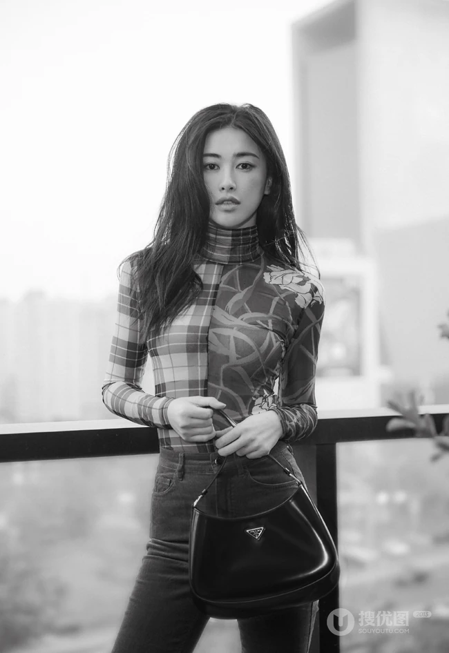 朱珠气质时尚紧身衣牛仔裤穿搭黑白写真照