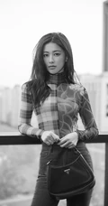 朱珠气质时尚紧身衣牛仔裤穿搭黑白写真照