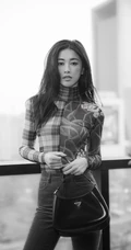 朱珠气质时尚紧身衣牛仔裤穿搭黑白写真照