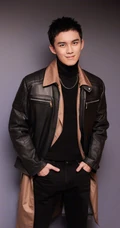 吴磊清爽小平头发型搭配黑色皮衣牛仔裤时尚酷帅穿搭写真图片