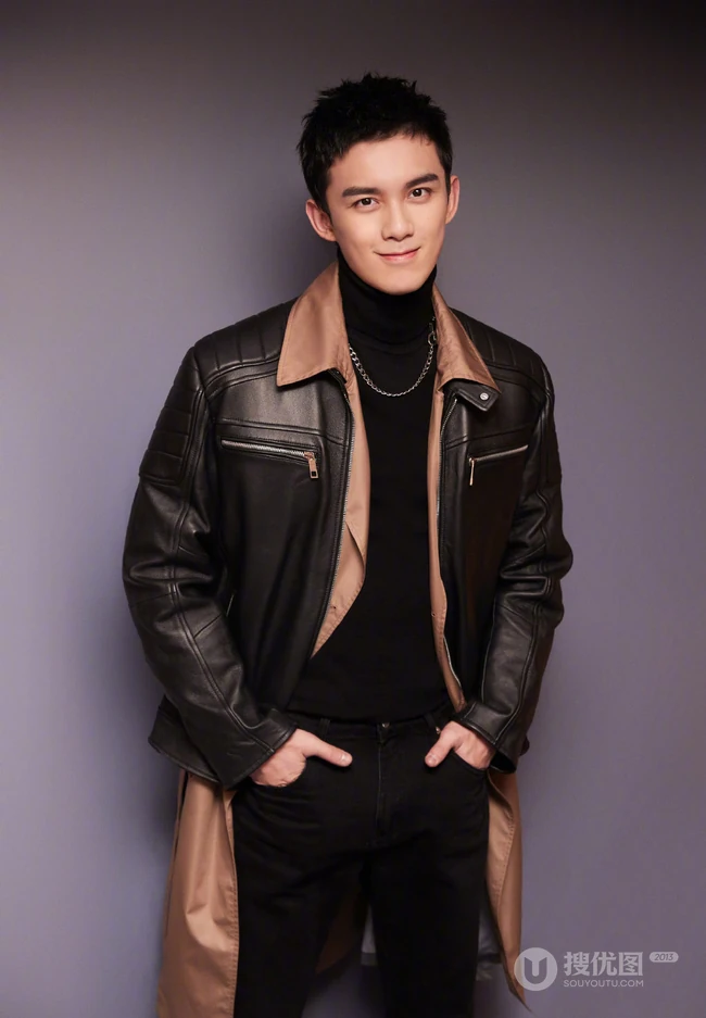 吴磊清爽小平头发型搭配黑色皮衣牛仔裤时尚酷帅穿搭写真图片