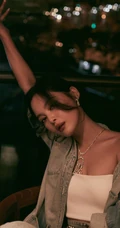 辛芷蕾白色礼裙衣搭配牛仔套装气质慵懒杂志写真图集