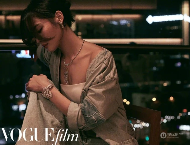 辛芷蕾白色礼裙衣搭配牛仔套装气质慵懒杂志写真图集