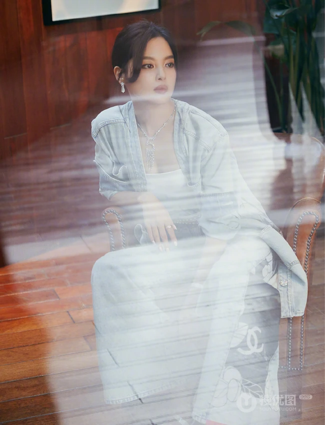 辛芷蕾白色礼裙衣搭配牛仔套装气质慵懒杂志写真图集