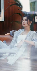 辛芷蕾白色礼裙衣搭配牛仔套装气质慵懒杂志写真图集
