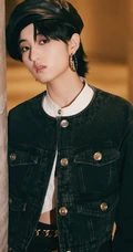 张子枫假小子短发造型&ldquo;帅气&rdquo;写真，黑色贝雷帽加牛仔衣紧身裤，又酷又潮