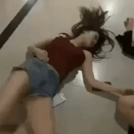 喝醉酒的女人，两个喝醉酒躺在地上的女生GIF动态图片