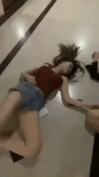喝醉酒的女人，两个喝醉酒躺在地上的女生GIF动态图片