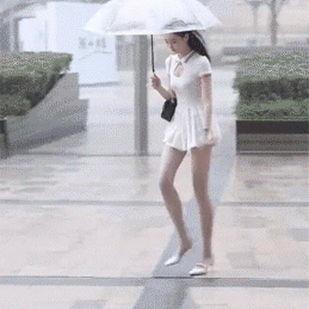 拿着雨伞在雨中疾走的纯白连衣裙长腿女生超美gif动态图片