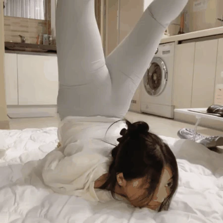 室内运动的紧身裤女生gif图片，这姿势难度挺高啊！