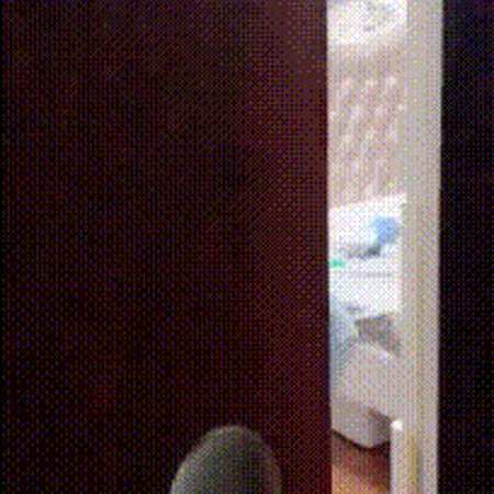 这年头带娃也是个技术活啊！推开门看到媳妇跳舞给逗娃gif动态图片