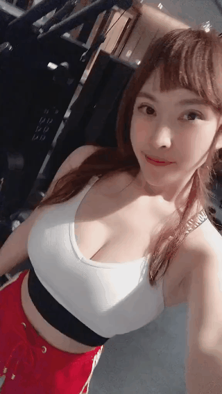 气质又可爱的浅粉小妹自拍动态图片，红色短裤太清新了