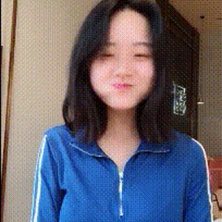 边吃东西，边摇头晃脑的可爱笑容女生gif动态图片