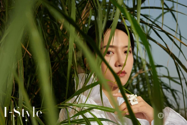 元气少女的丛林探秘，许龄月爱装时尚Istyle最新杂志写真照