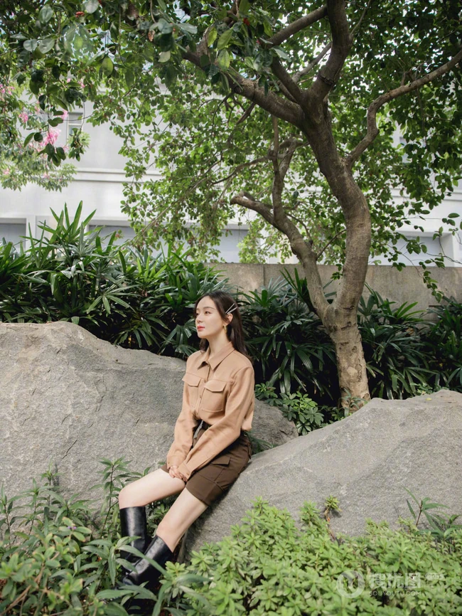 袁姗姗马裤皮靴潇洒个性写真图片