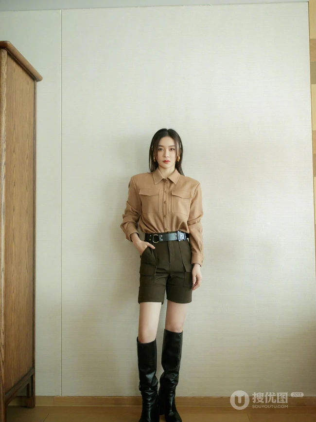 袁姗姗马裤皮靴潇洒个性写真图片