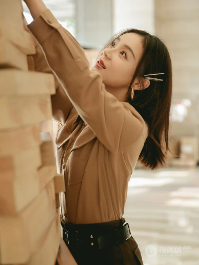 袁姗姗马裤皮靴潇洒个性写真图片