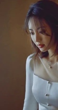 邢菲纯白色礼裙长袖裙穿搭显气质锁骨气质写真美照