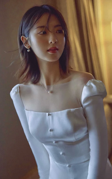 邢菲纯白色礼裙长袖裙穿搭显气质锁骨气质写真美照