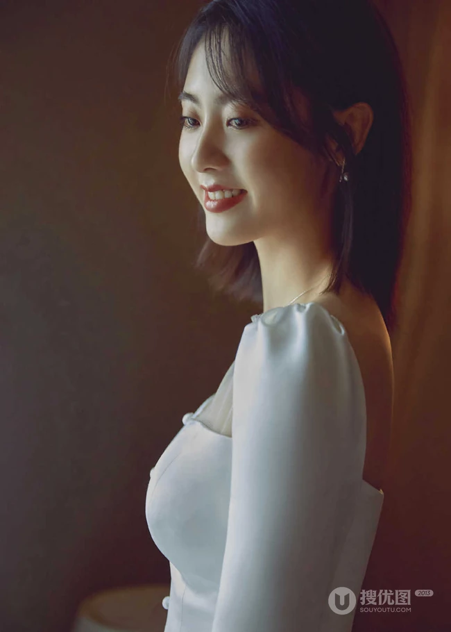 邢菲纯白色礼裙长袖裙穿搭显气质锁骨气质写真美照