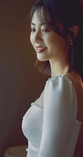 邢菲纯白色礼裙长袖裙穿搭显气质锁骨气质写真美照