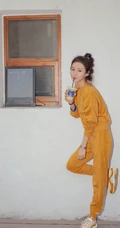气质女生郑合惠子品牌休闲运动套装随意穿搭清爽室内写真照