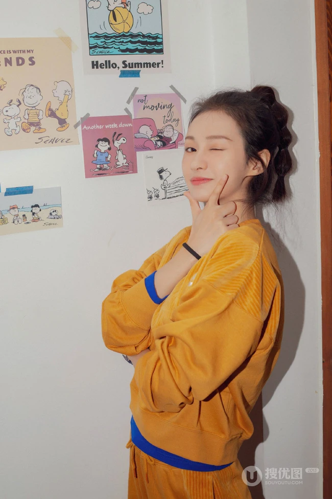气质女生郑合惠子品牌休闲运动套装随意穿搭清爽室内写真照