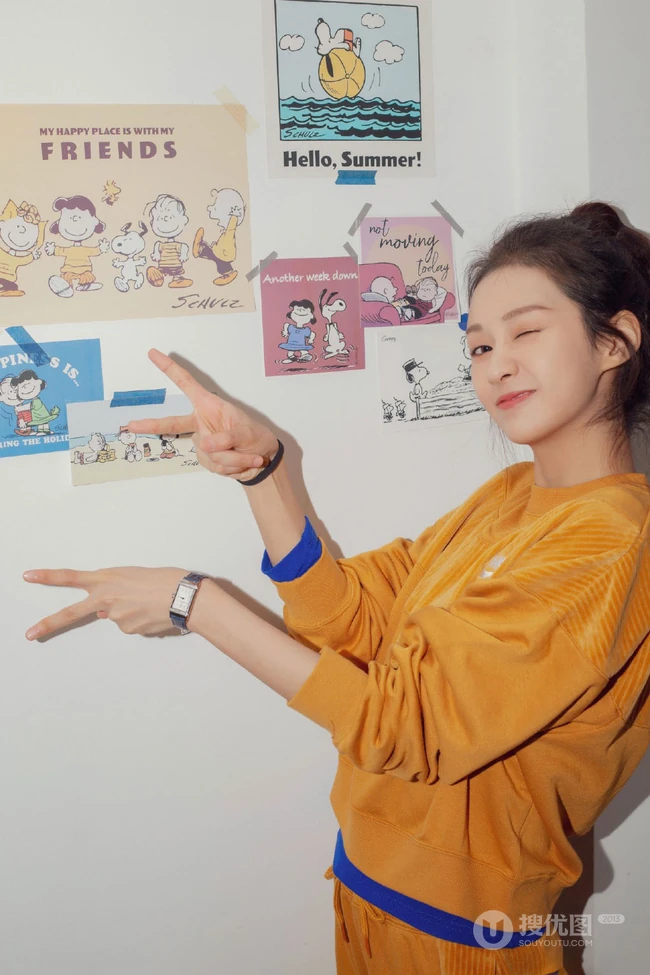 气质女生郑合惠子品牌休闲运动套装随意穿搭清爽室内写真照