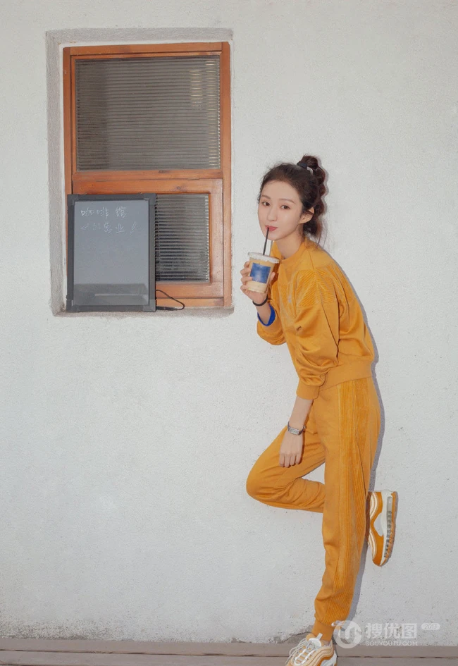 气质女生郑合惠子品牌休闲运动套装随意穿搭清爽室内写真照