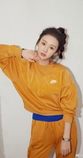 气质女生郑合惠子品牌休闲运动套装随意穿搭清爽室内写真照