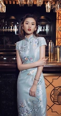 宋祖儿天生丽质气质旗袍装酒吧写真图片
