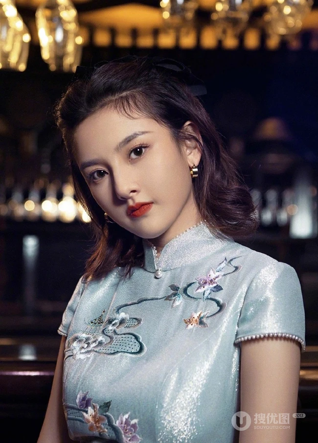 宋祖儿天生丽质气质旗袍装酒吧写真图片