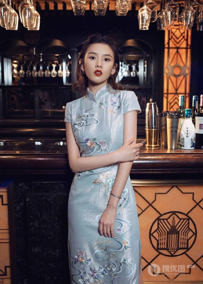 宋祖儿天生丽质气质旗袍装酒吧写真图片